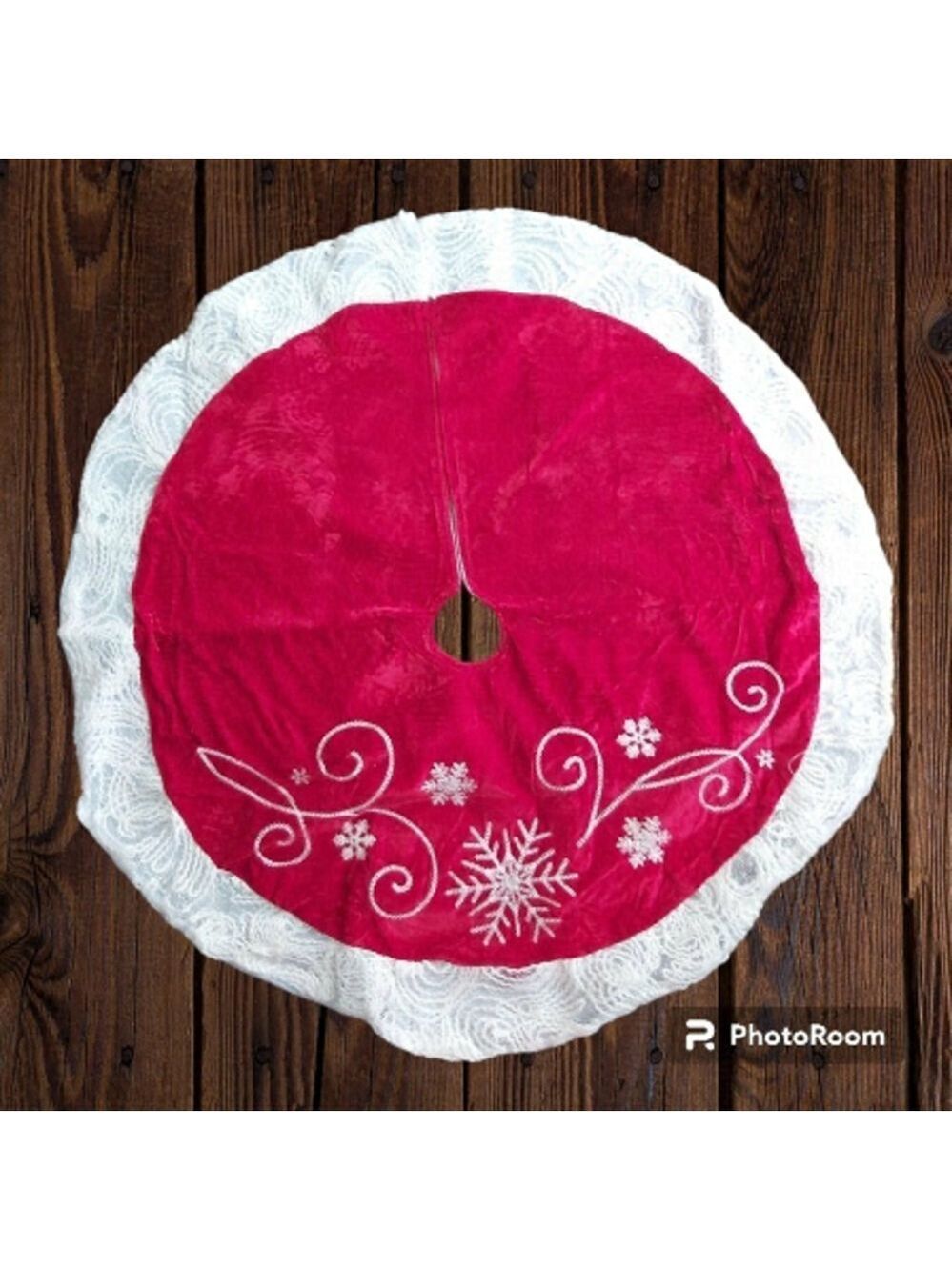 Nwot Red Christmas Tree Skirt With White Trim & Embroidered Snowflake Pattern
